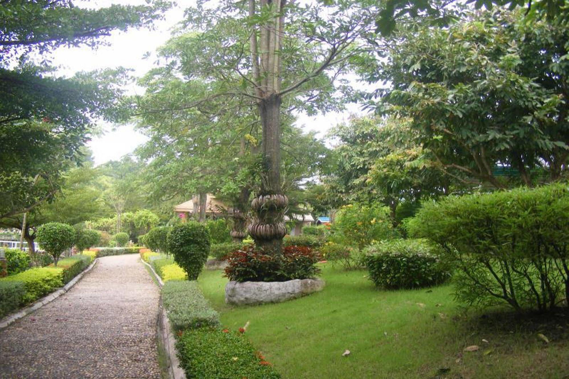 Chart Trip Resort Nakhonratchasima Esterno foto