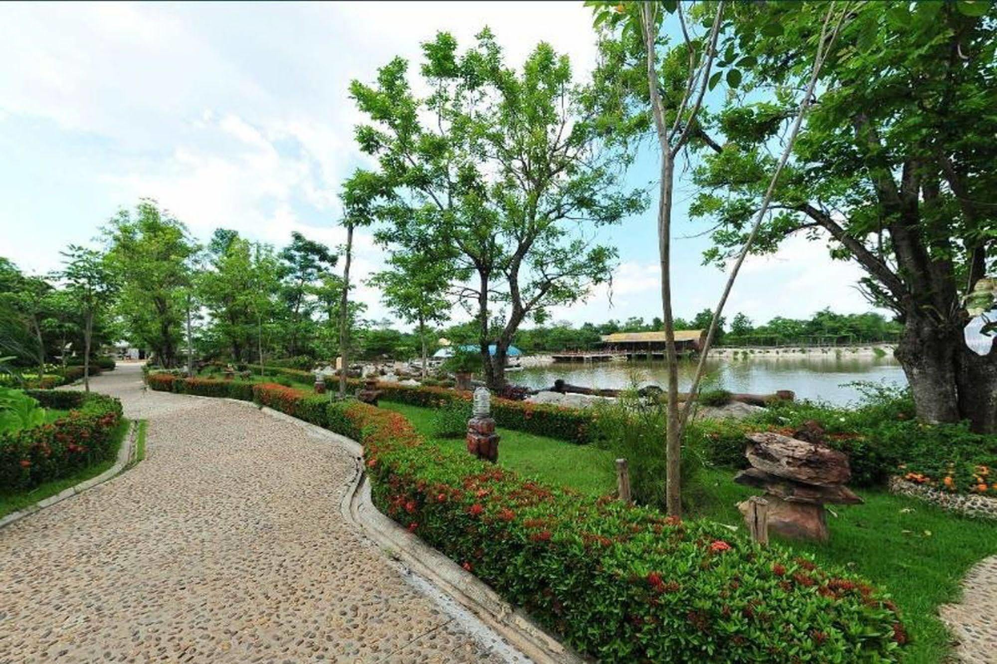 Chart Trip Resort Nakhonratchasima Esterno foto